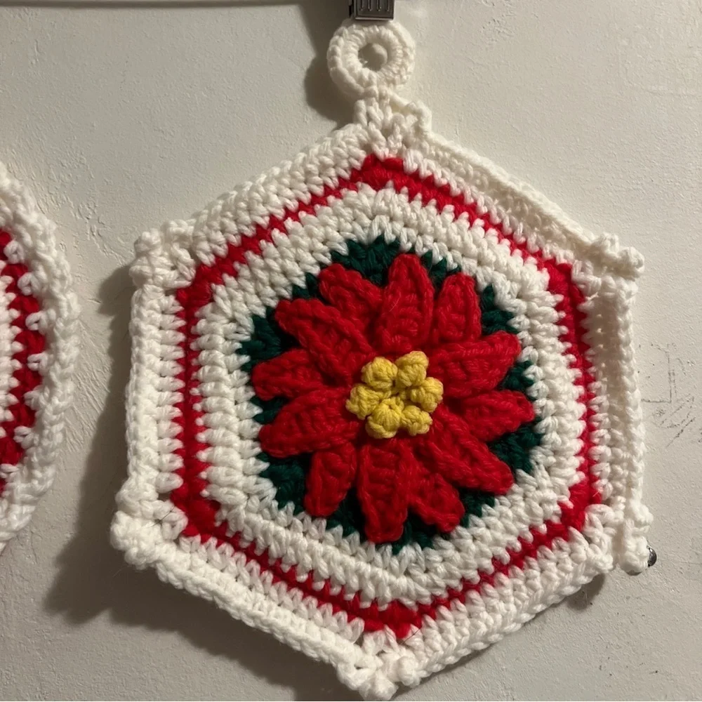 Christmas Hand Crotchet Raised Poinsettia & Holly Design Set Pot Holders W/Loop
